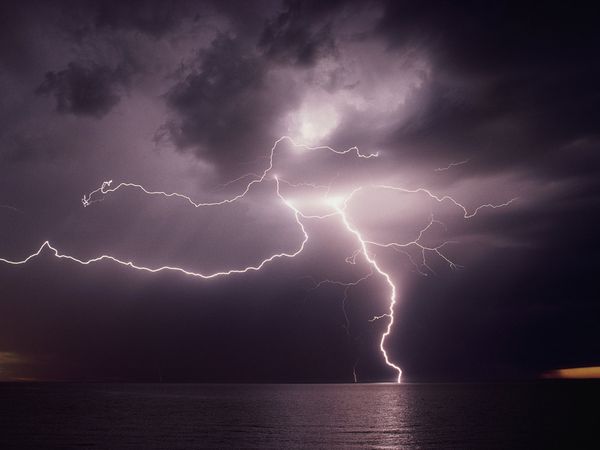 lightning-over-water_270_600x450.jpg