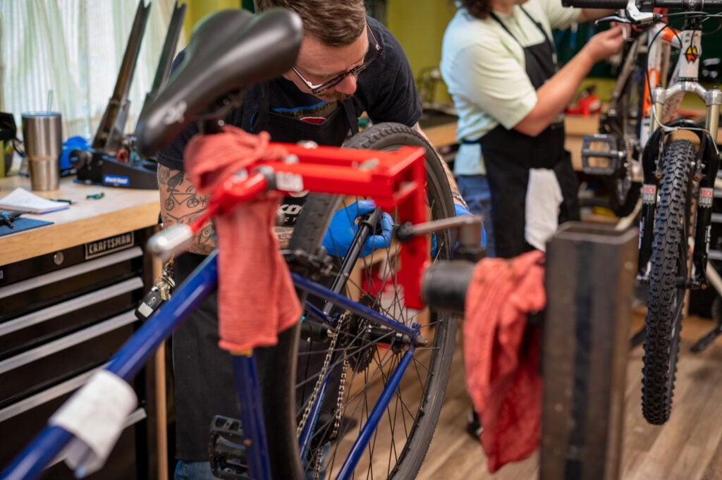 Field Trip Bike Shop_Интервью Джоэла Алфорда и фотографии Р. Энтони Харриса_Журнал RVA 2026