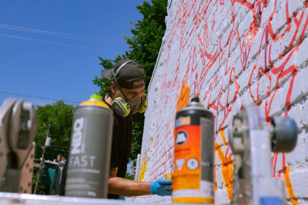 Latino-mural-by-R-Anthony-Harris_photo-by-@crtveambvrt-_RVA-Magazine-2026