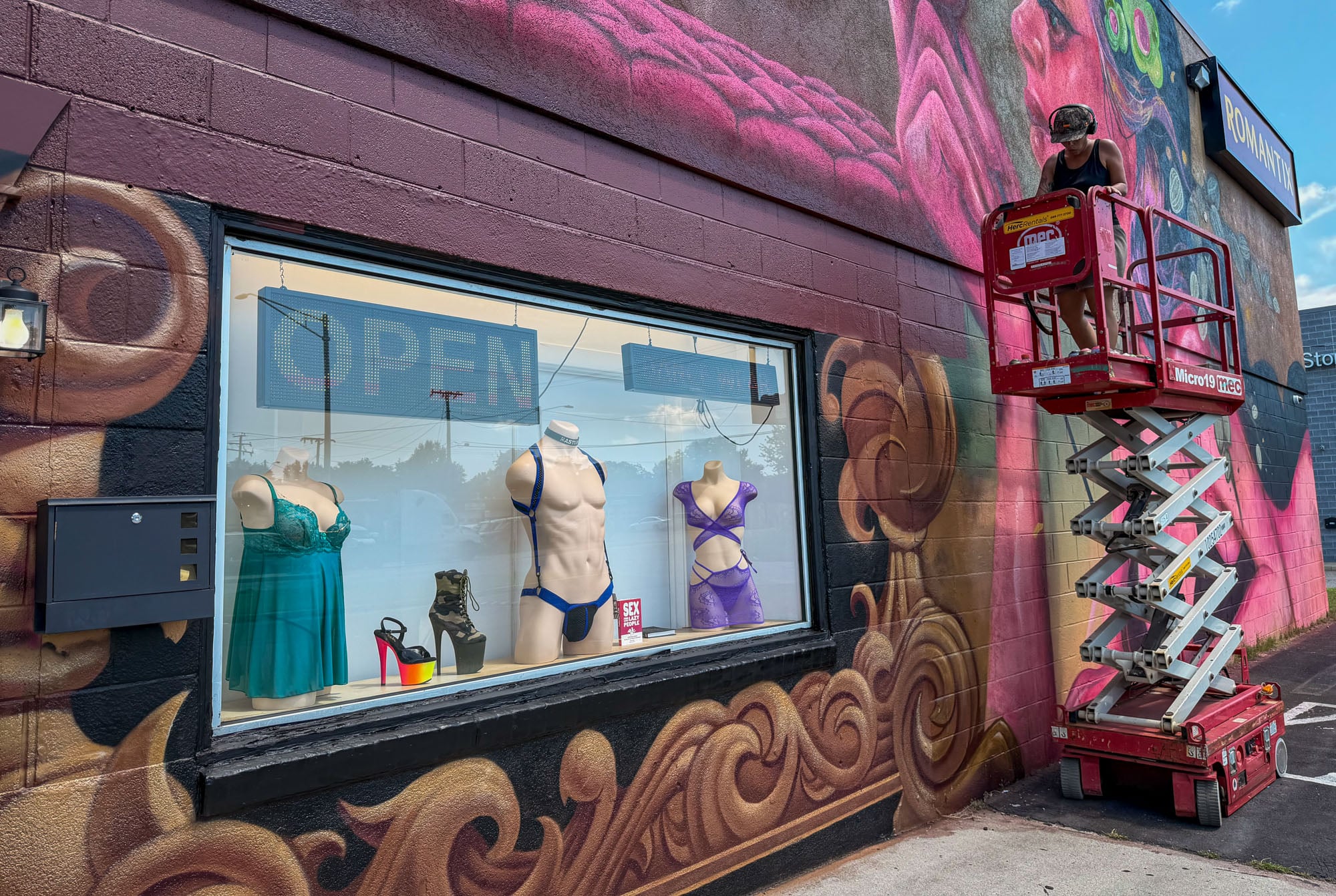 Jesse-Smith_Tatiana-Suarez-Romantix-mural_by-R-Anthony-Harris_RVA-Magazine-2026